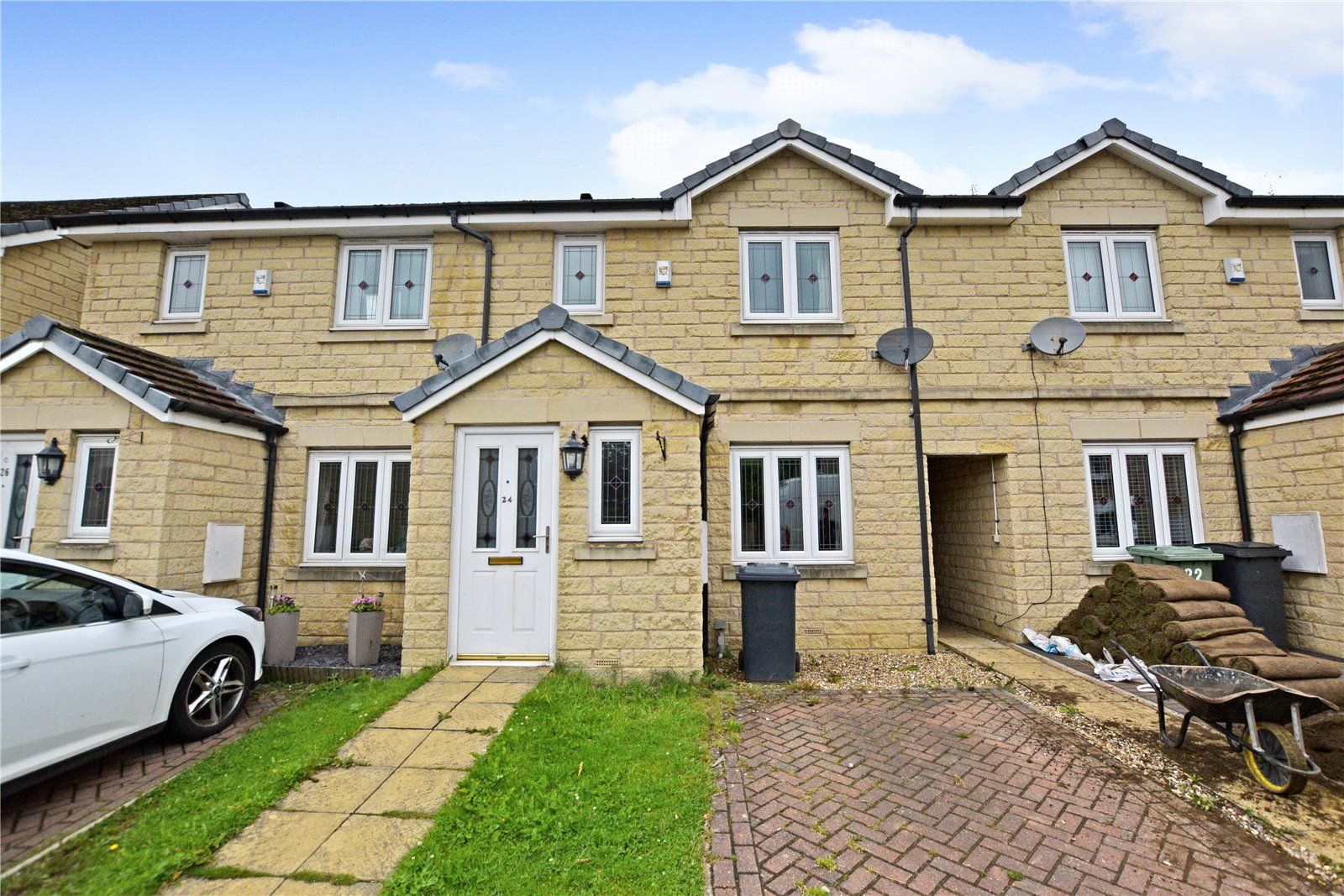 3 bed town house for sale in Summerbank Close, Drighlington, Bradford