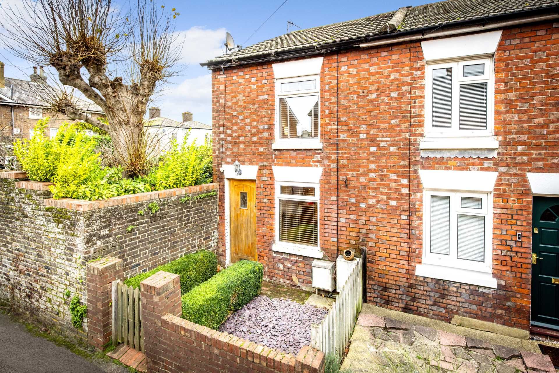 2 bed end terrace house for sale in Castle Street, Southborough