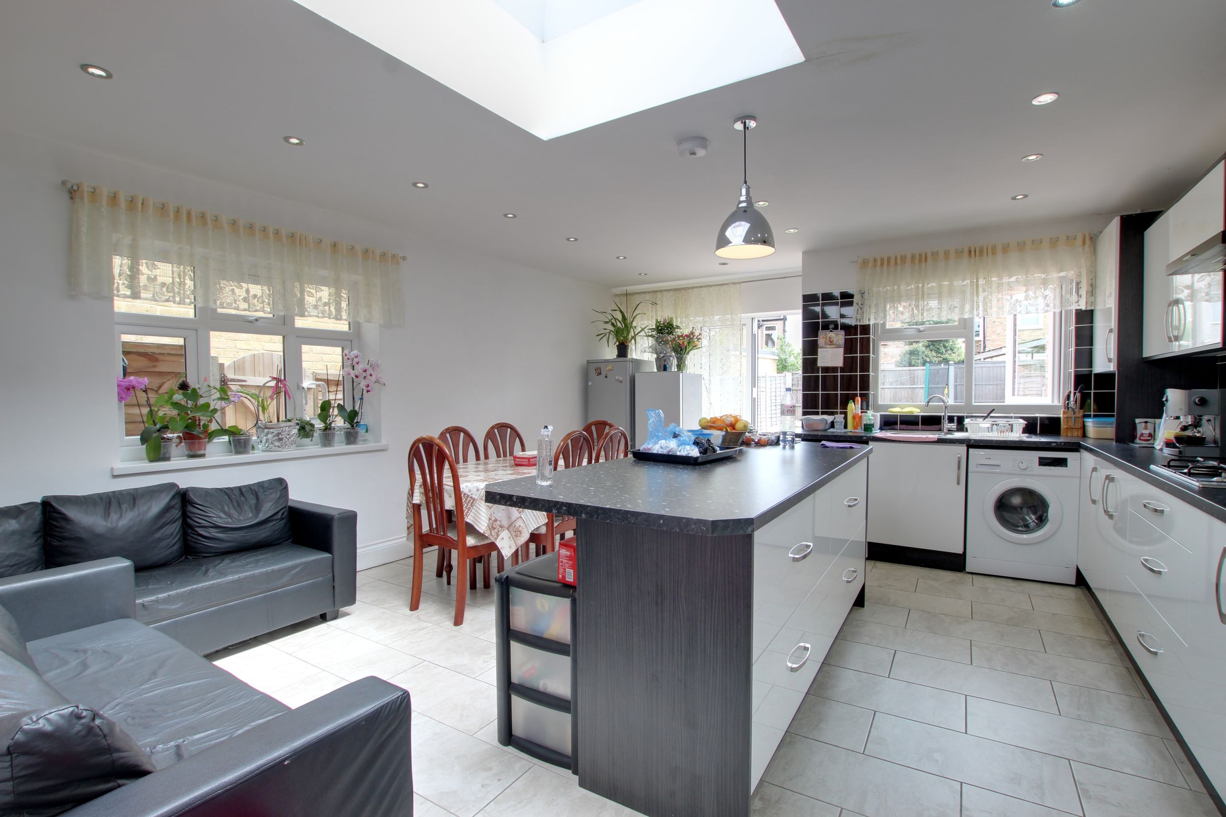 5 bed terraced house to rent in Garner Road, Walthamstow, London E17