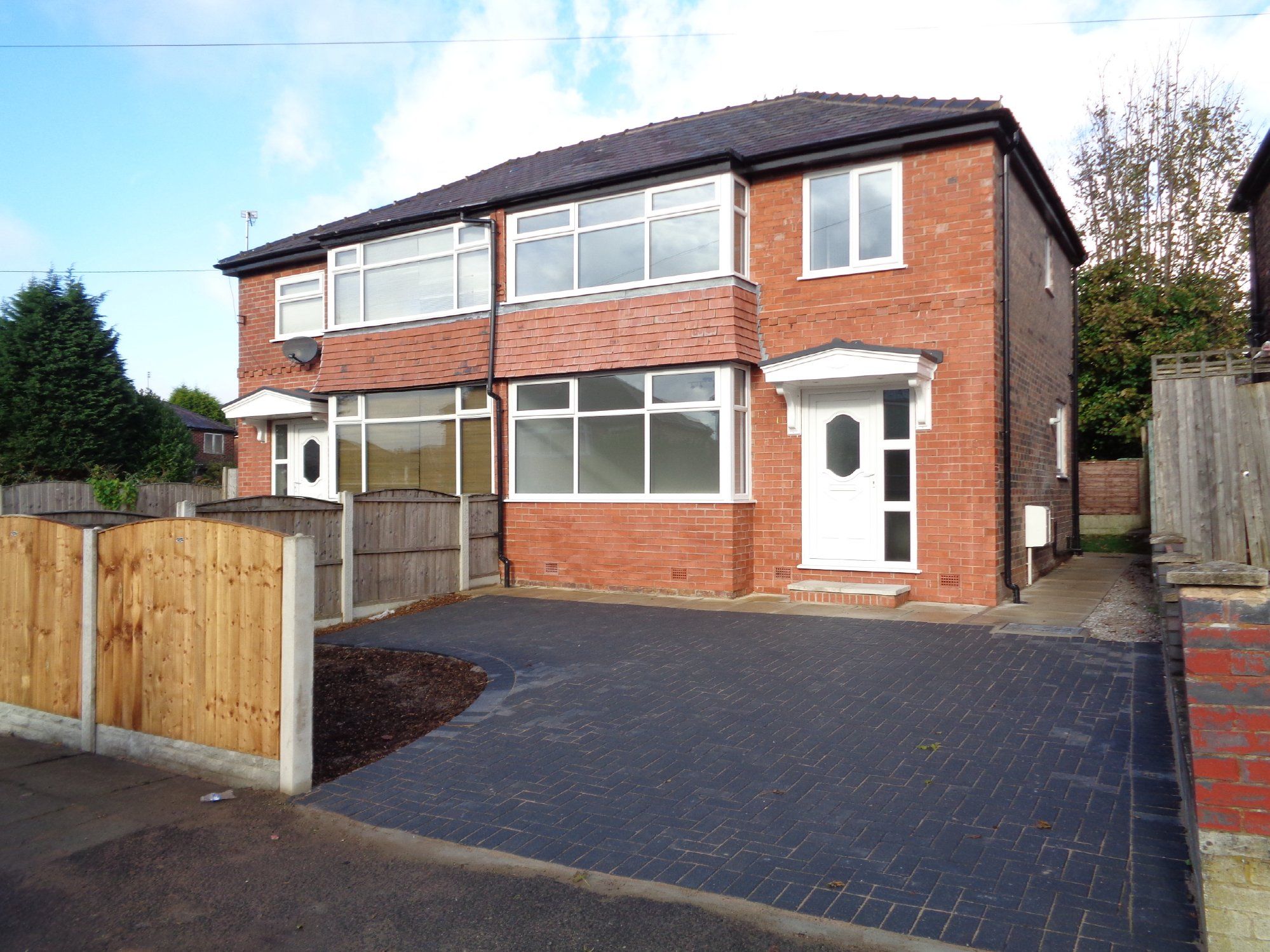 3 bed semidetached house to rent in Heys Road, Prestwich, Manchester