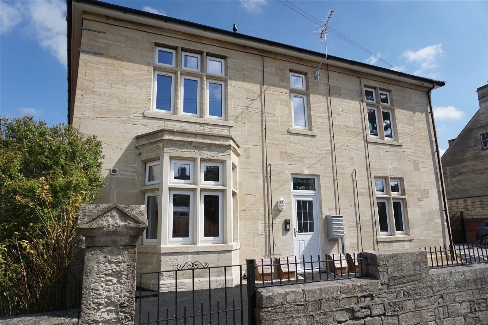 2 bed flat for sale in Bradford Road, Trowbridge BA14 Zoopla