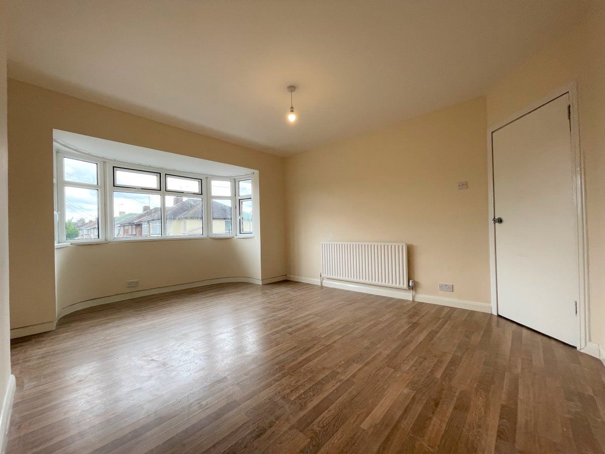 3 bed semi-detached house to rent in Forterie Gardens, Ilford IG3 - Zoopla