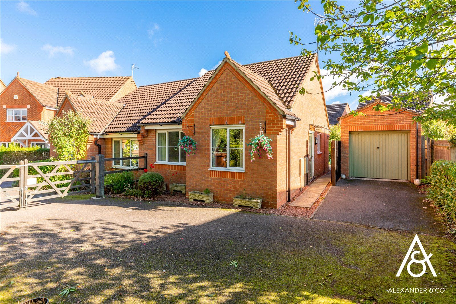 2 bed bungalow for sale in Foxglove Close, Buckingham MK18 Zoopla