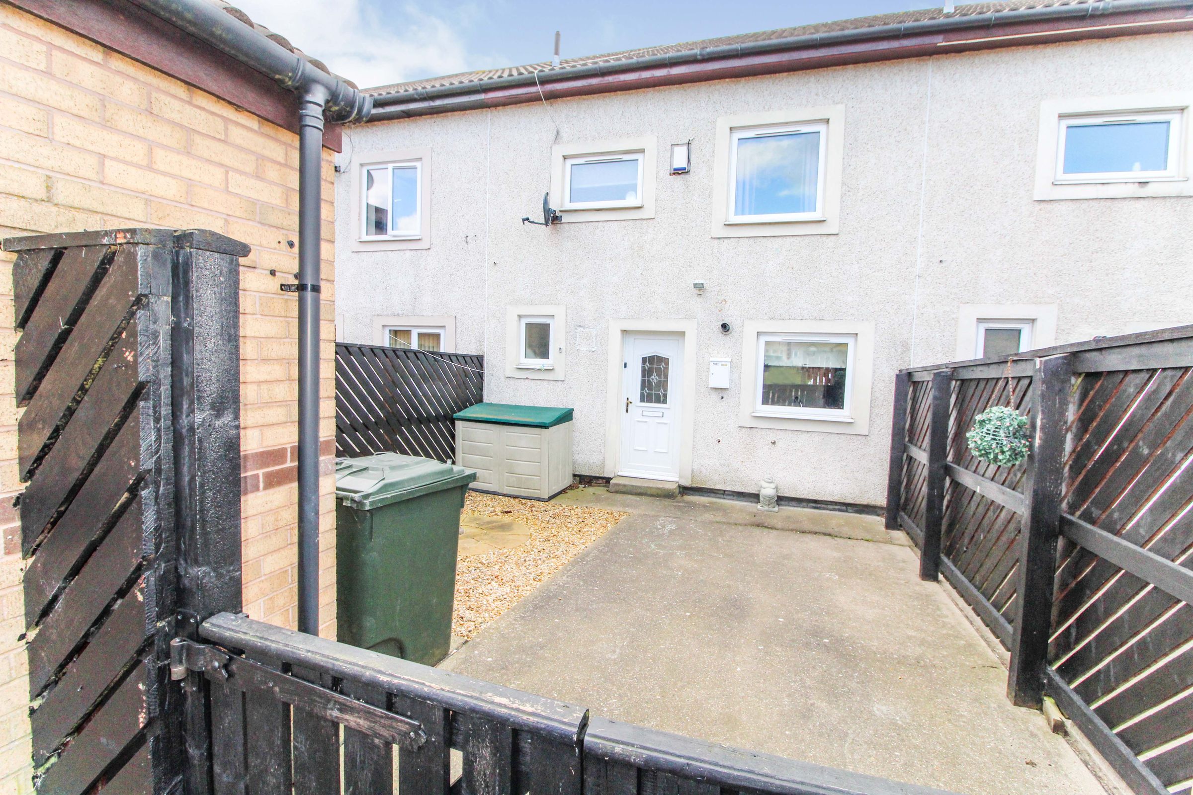 3 bed terraced house to rent in Dove Close, Killingworth, Newcastle