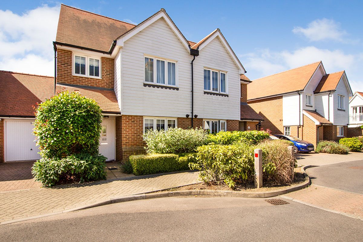 3 bed semidetached house for sale in Leonard Gould Way, Loose