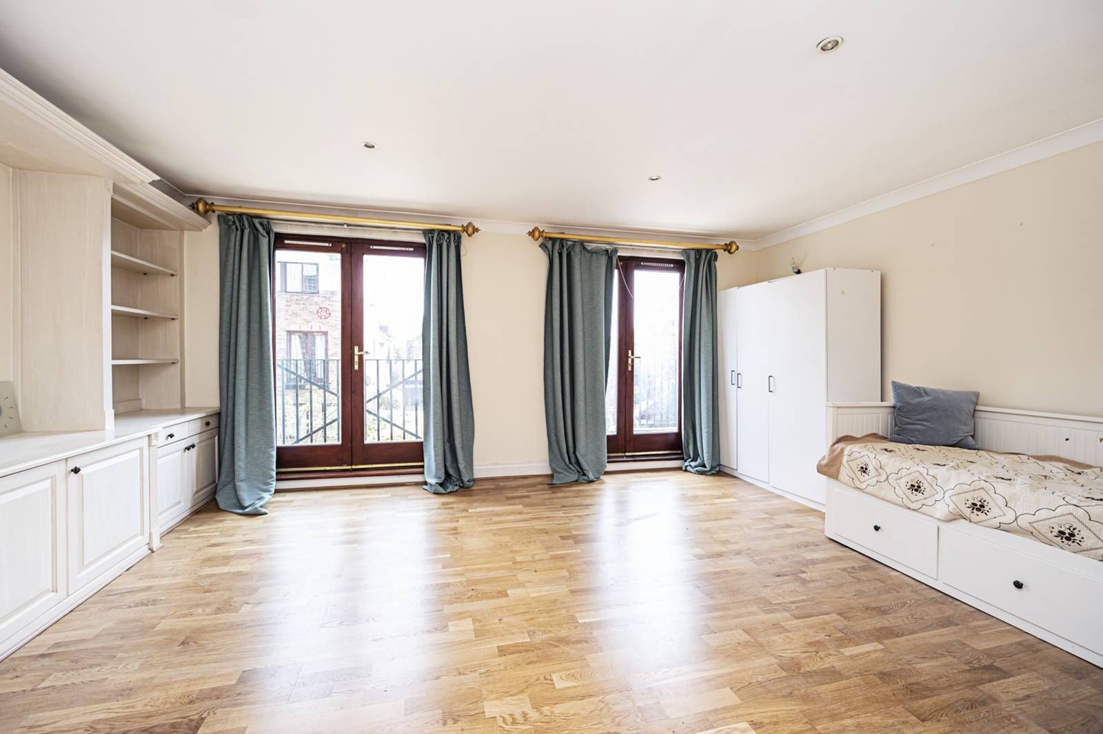 Hollyview Close, Hendon, London NW4