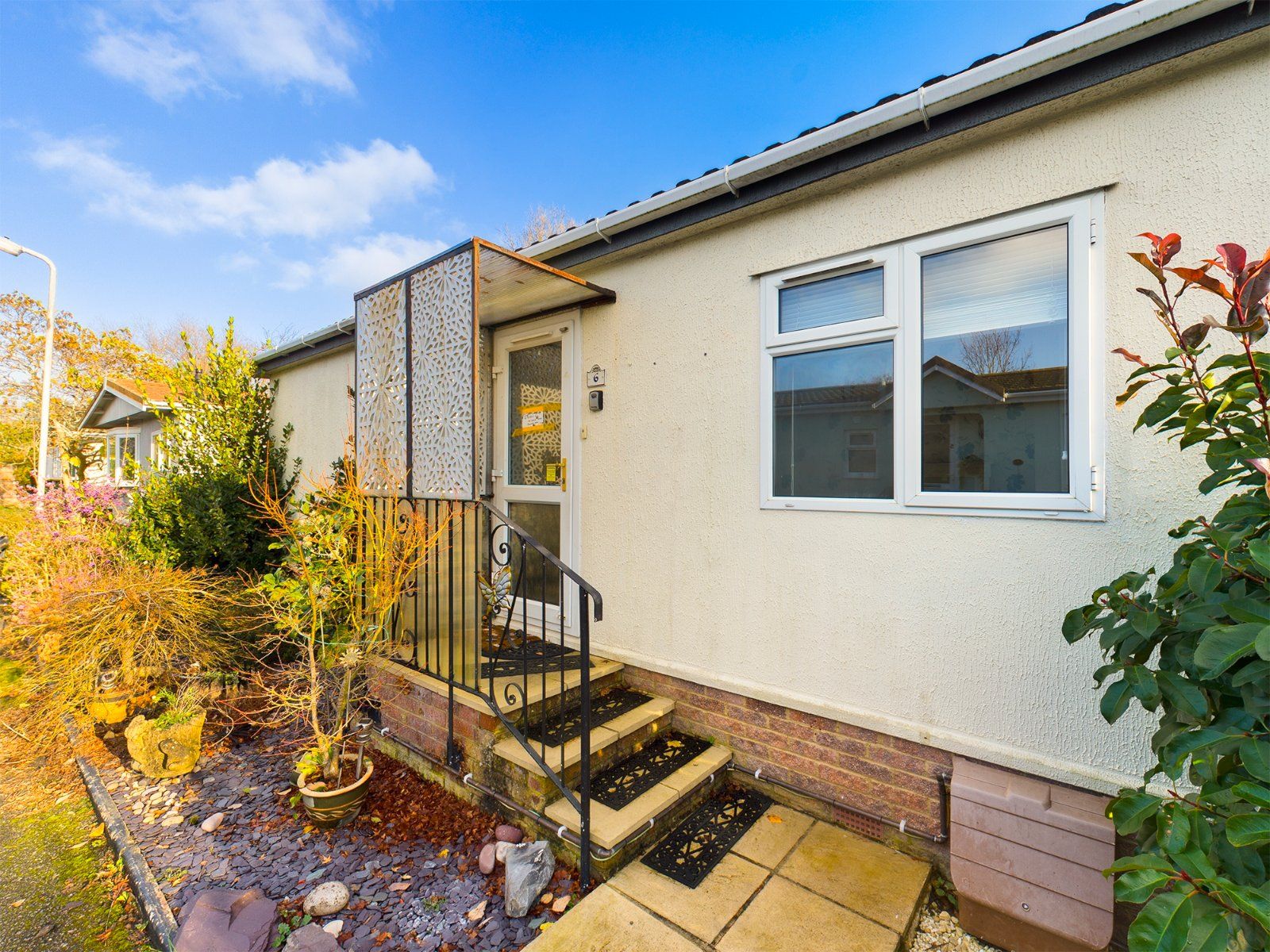 2 bed mobile/park home for sale in South Side, Penton Park, Chertsey