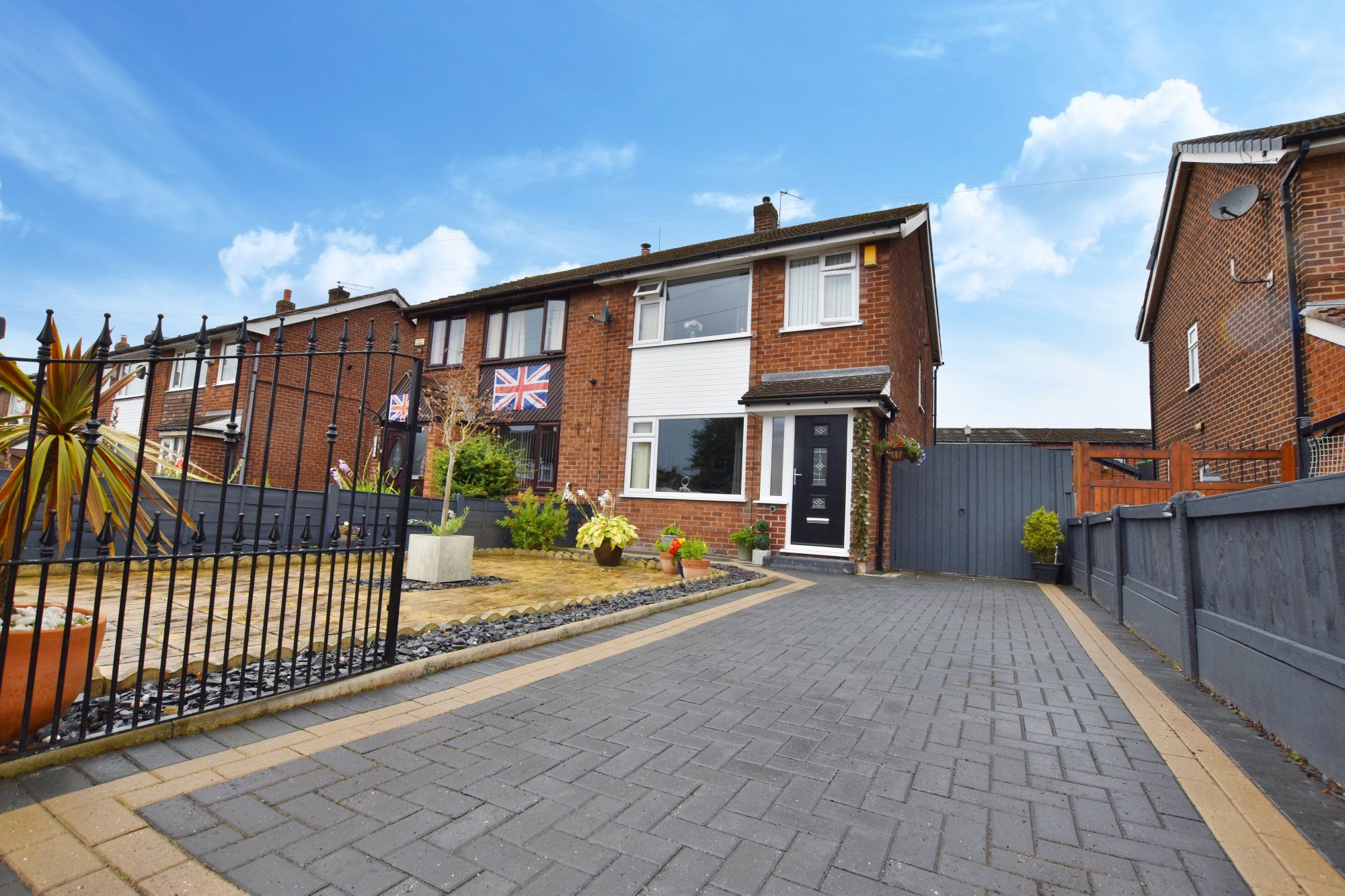 3 bed semidetached house for sale in Cemetery Road North, Swinton, Manchester M27 Zoopla