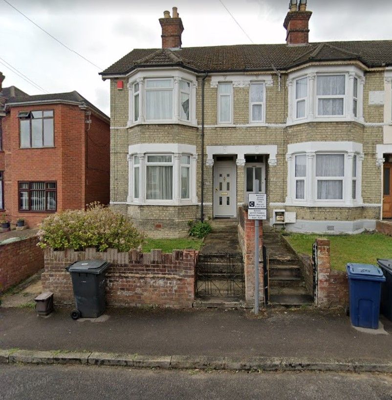 4 bed semidetached house to rent in Roberts Road, High HP13