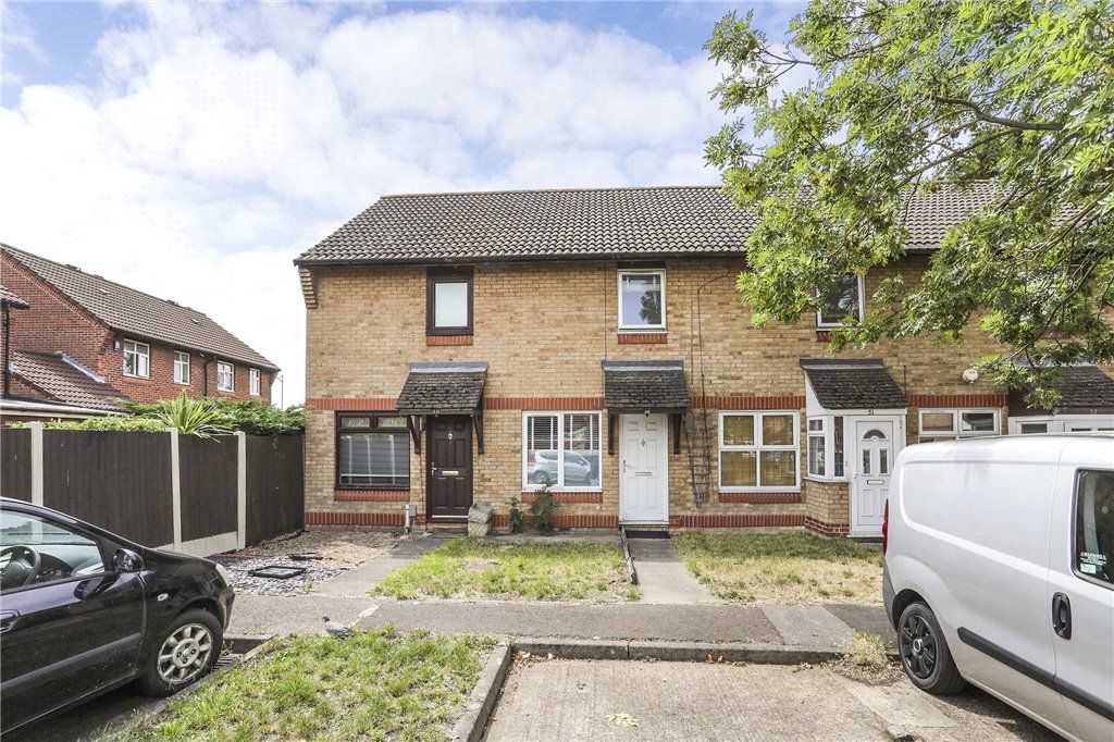 2 bed terraced house for sale in Underwood Road, Woodford Green, London