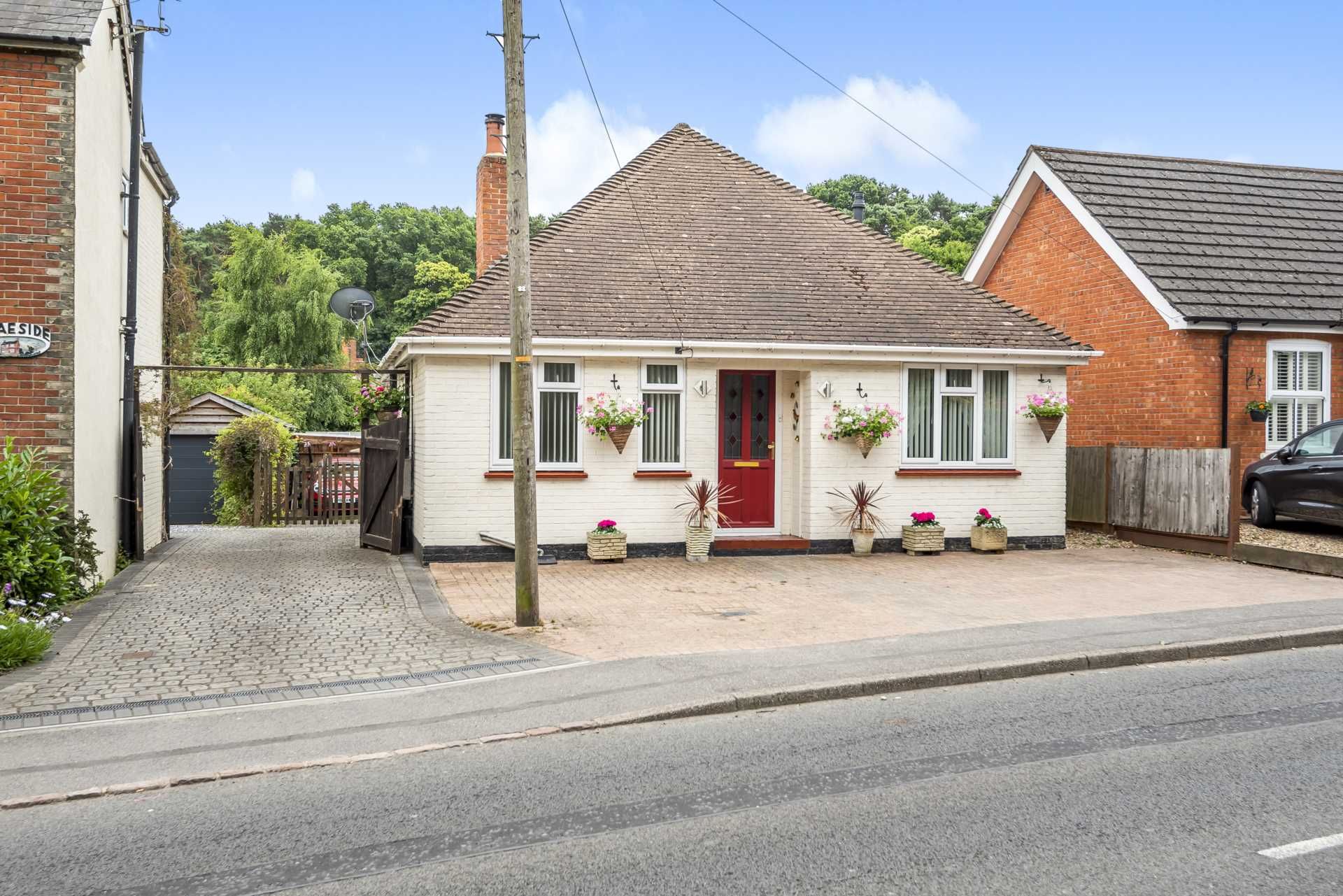 2 bed detached bungalow for sale in Bracknell Road, Crowthorne RG45