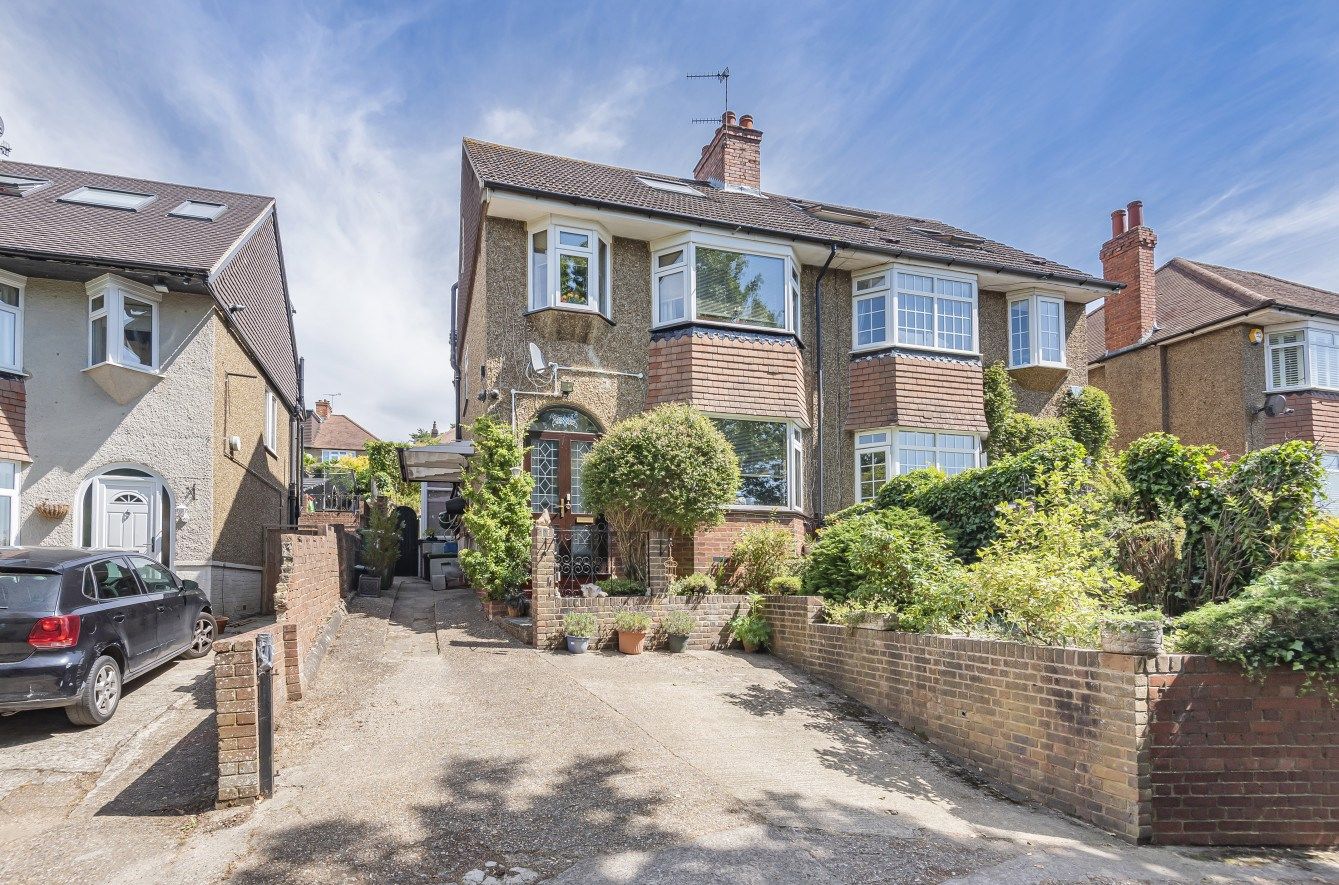 4 bed semidetached house for sale in Hillview Drive, Redhill RH1 Zoopla