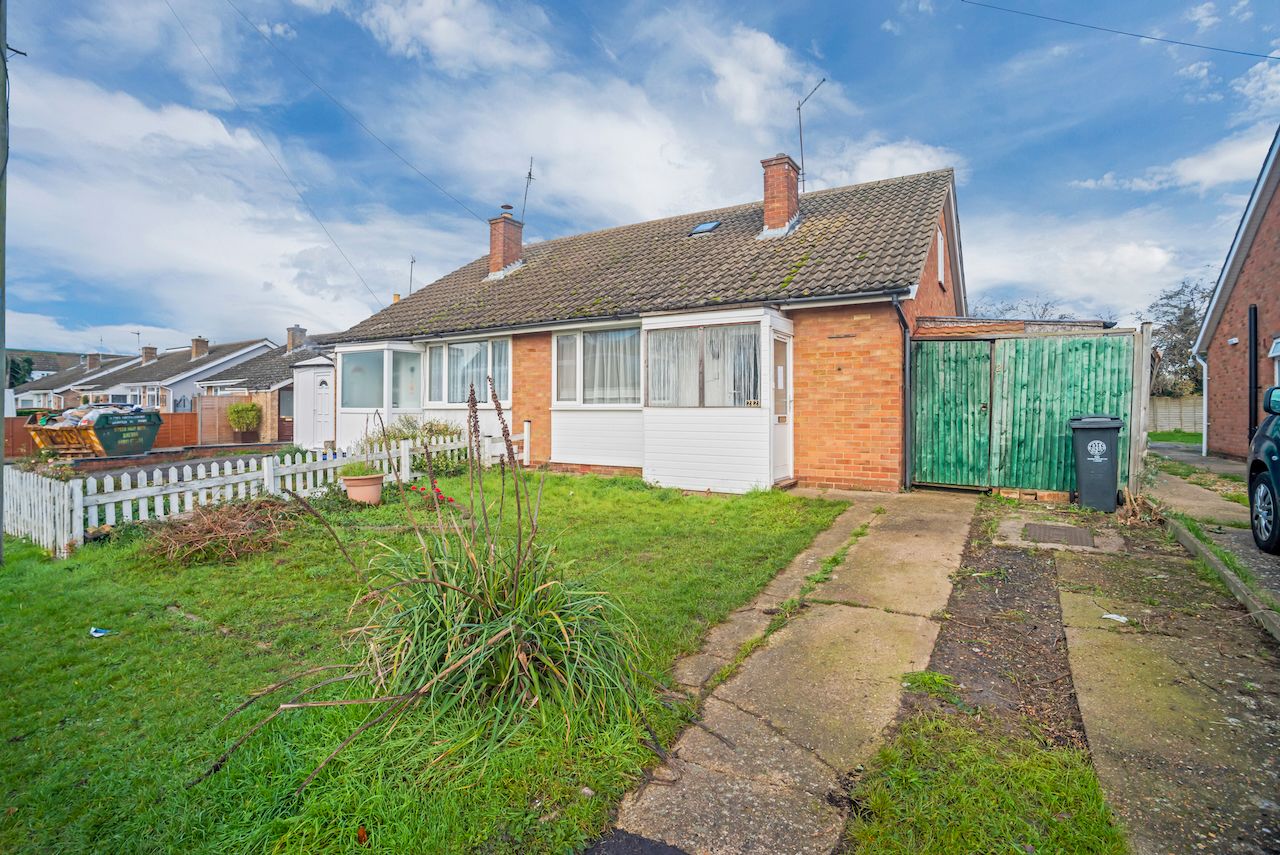 3 bed semidetached bungalow for sale in York Way, Raunds