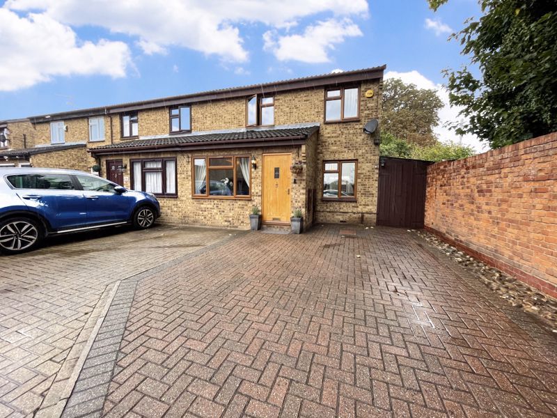 3 bed end terrace house for sale in St. Pauls Place, Aveley, Essex RM15