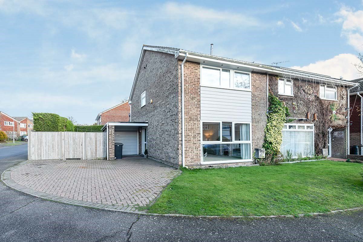 4 bed semidetached house to rent in Oakhurst Close, Hastings, East