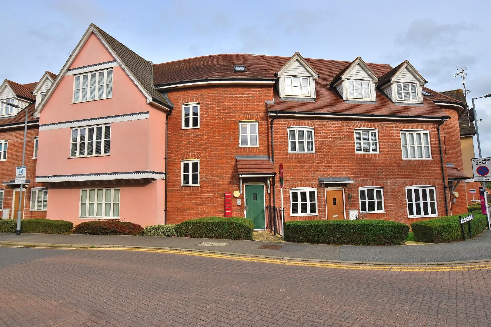 2 bed flat to rent in White Hart Way, Dunmow CM6 Zoopla