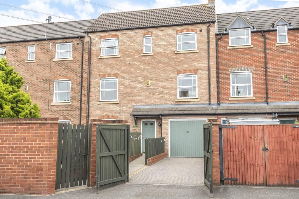 3 bed flat to rent in Fairford Leys, Aylesbury HP19 Zoopla