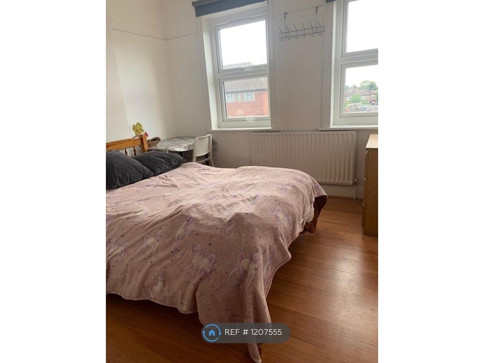 Room to rent in Tolworth Broadway, Surbiton KT6 Zoopla