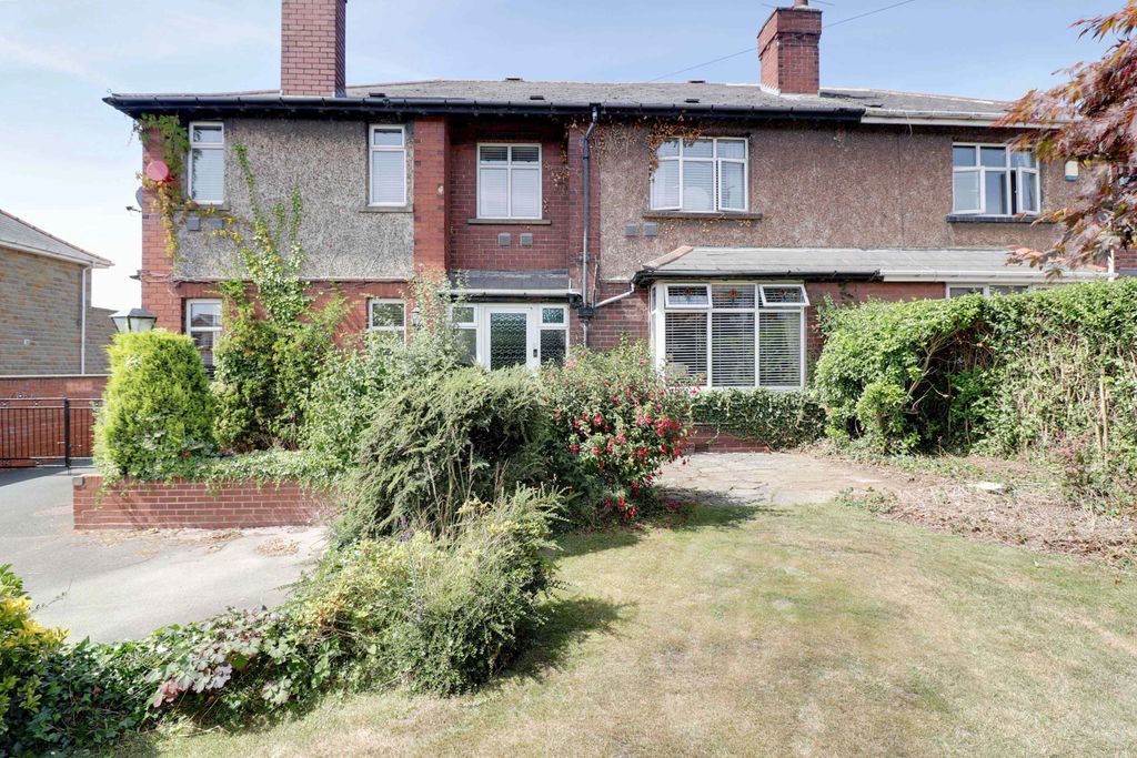 5 bed semidetached house for sale in Rein Road, Tingley, Wakefield WF3