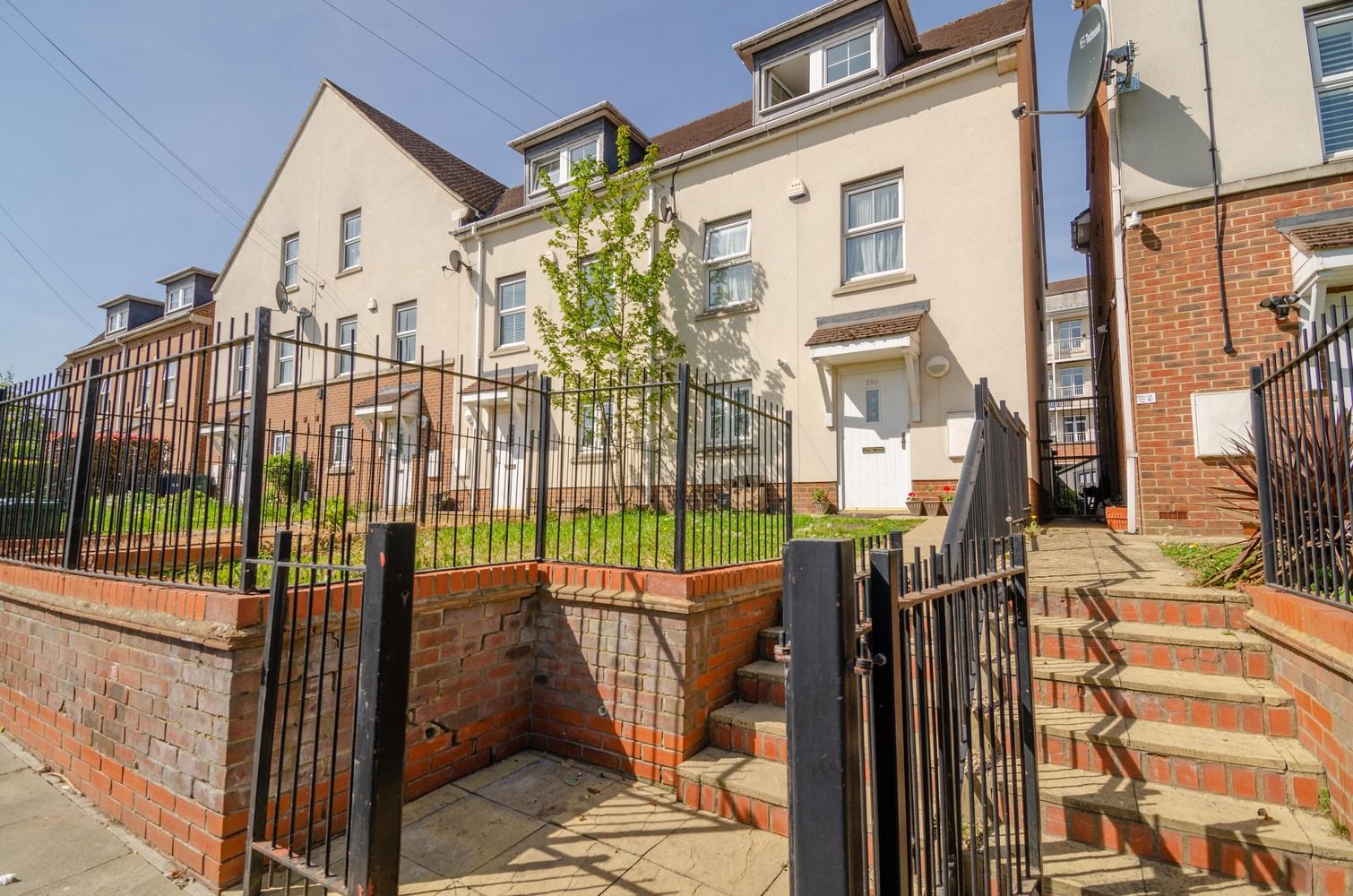 4 bed end terrace house for sale in Church Hill Road,