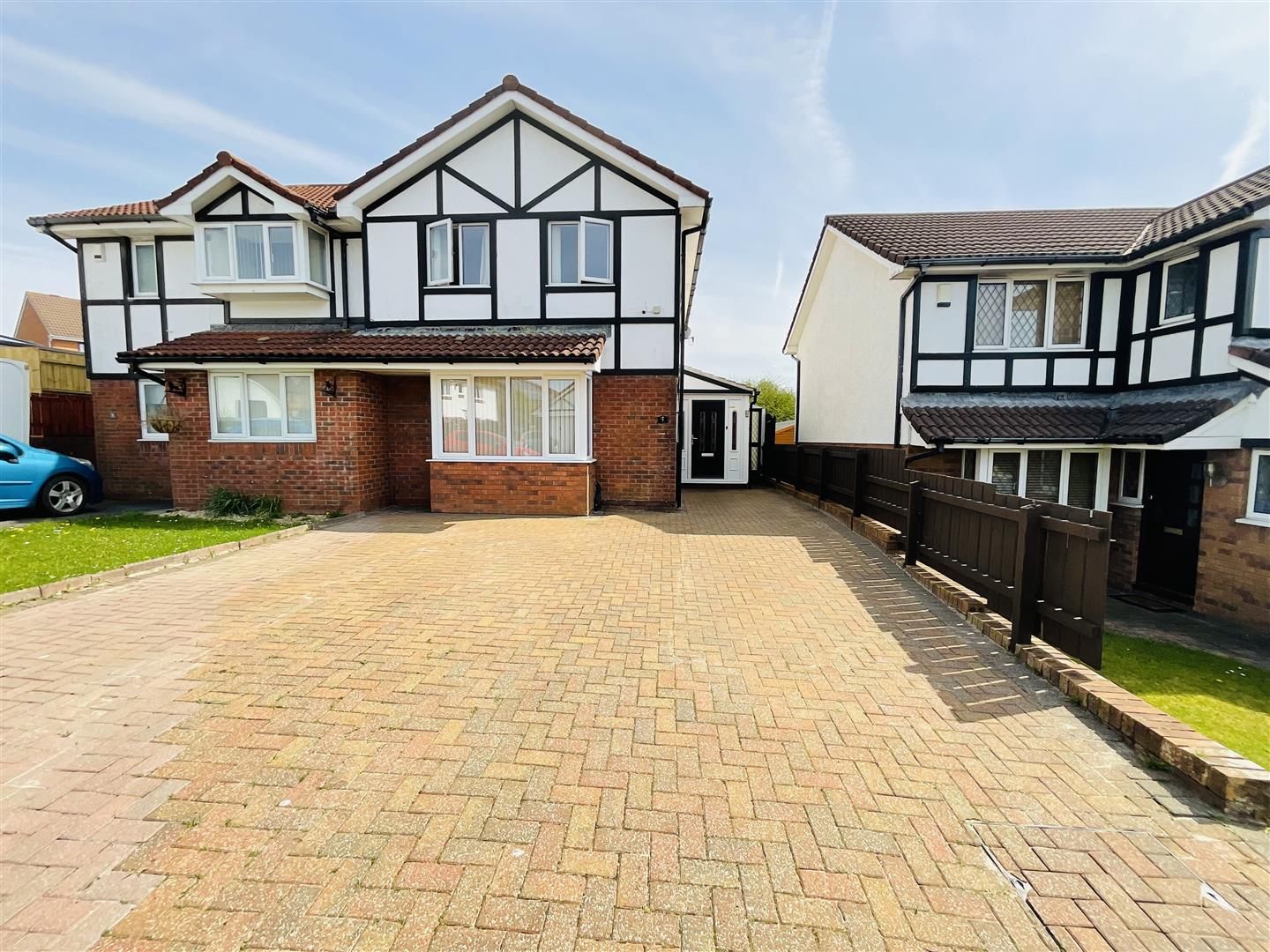 3 bed semidetached house for sale in Clos Bryn Isaf, Llwynhendy