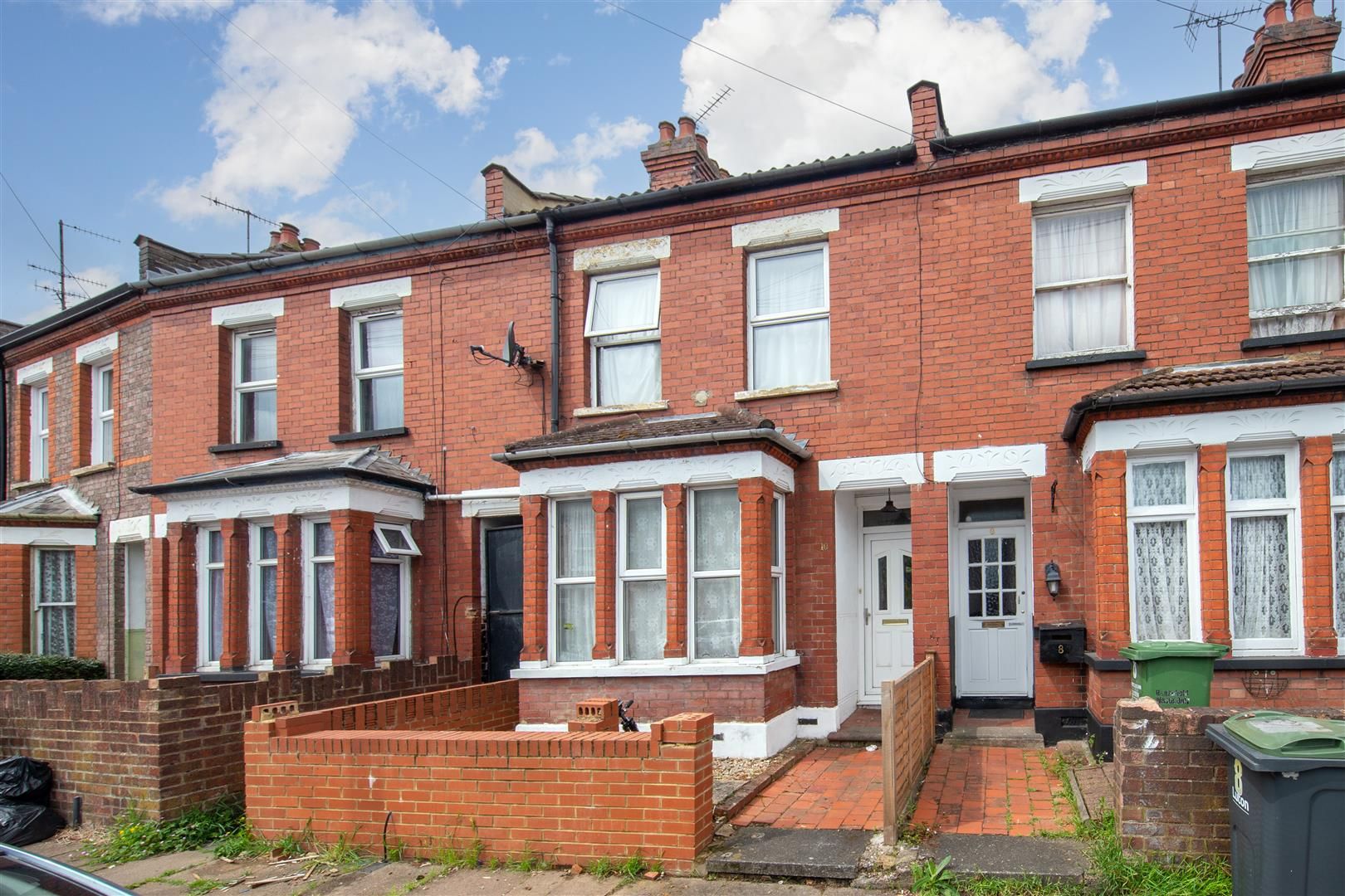 3 bed terraced house for sale in Chiltern Rise, Luton, Bedfordshire LU1