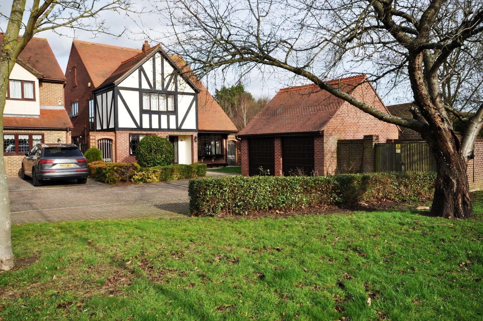 4 bed detached house to rent in Acre View, Emerson Park, Hornchurch
