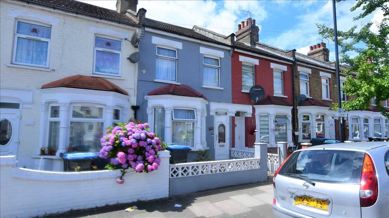 3 bed property for sale in Warwick Road, London N18 Zoopla