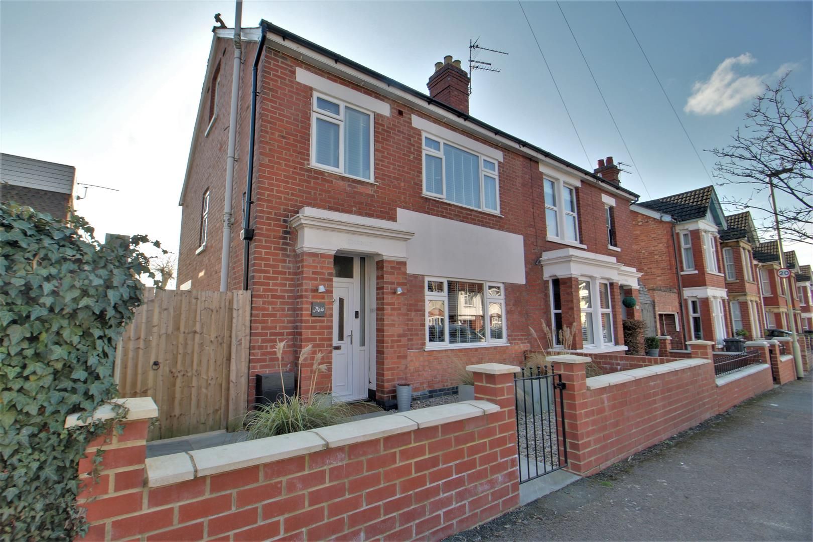 4 bed semidetached house for sale in Linden Road, Linden, Gloucester