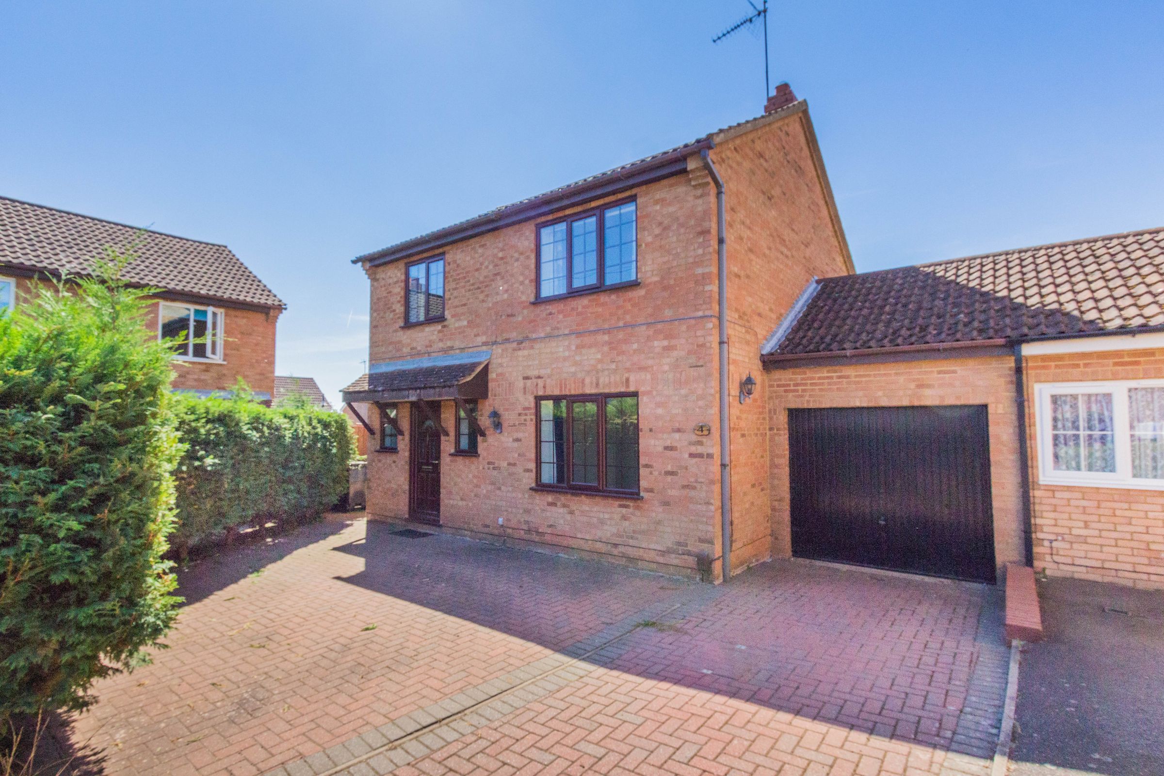 3 bed linkdetached house for sale in Elizabeth Way, Irthlingborough