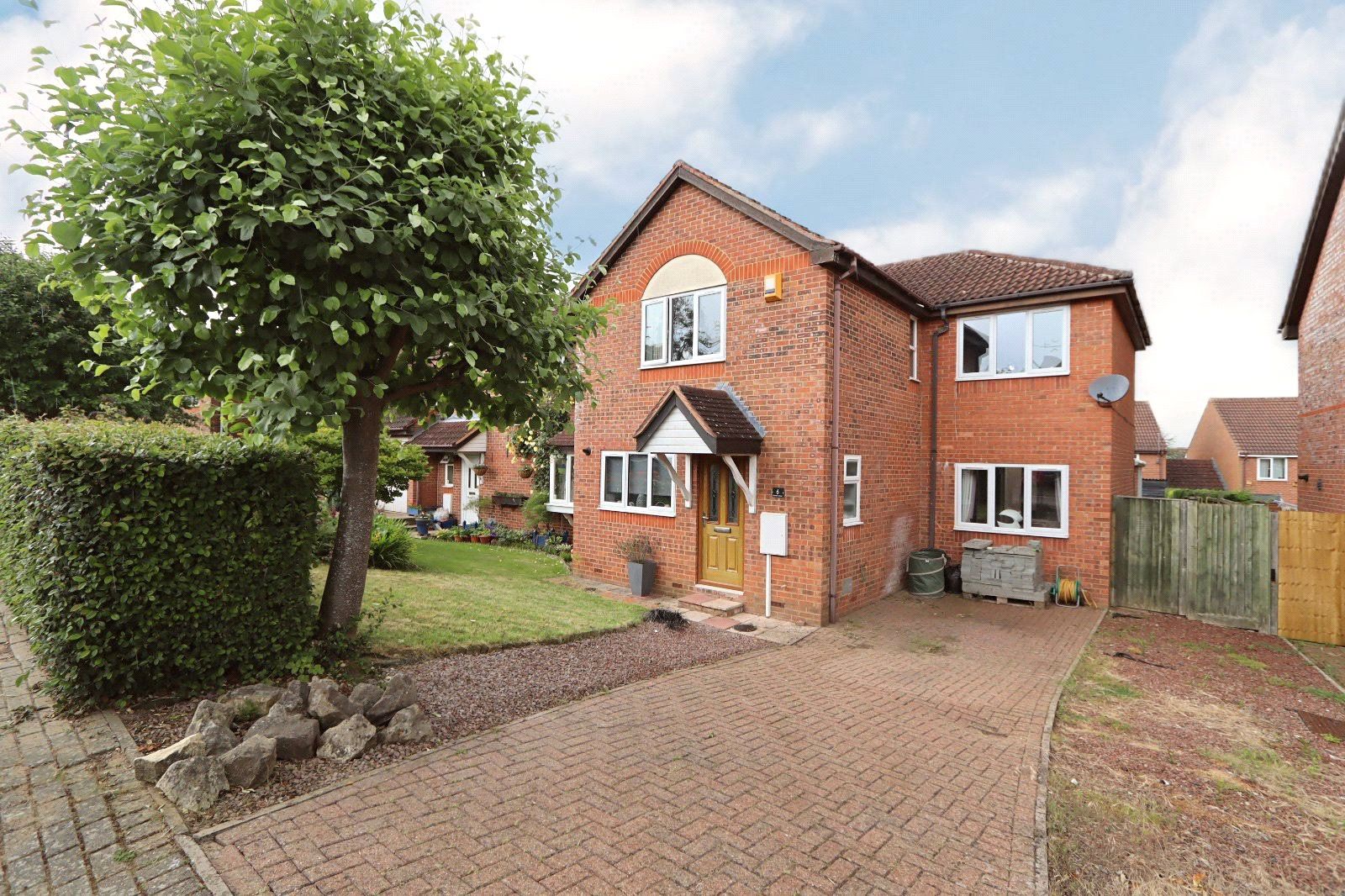 4 bed semidetached house for sale in Oxwich Grove, Tattenhoe, Milton