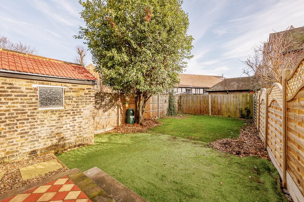 6 bed semidetached house to rent in Cherington Road, Hanwell, London