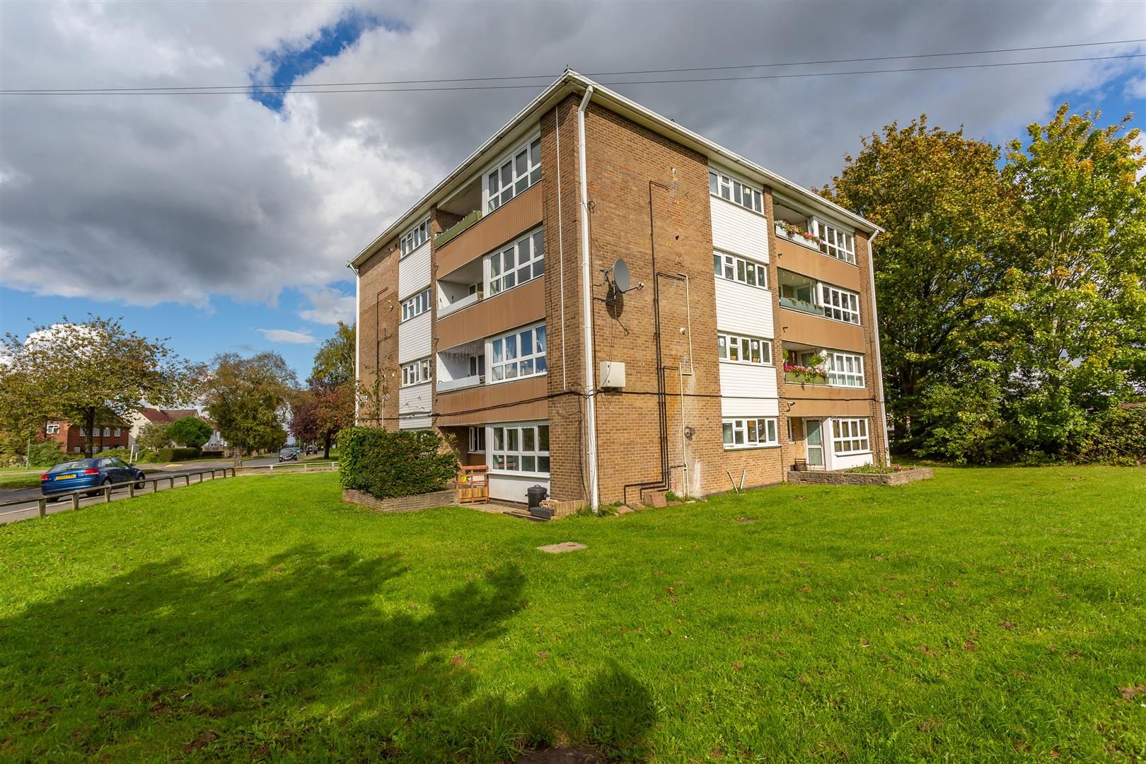 2 bed flat for sale in Merland Rise, Tadworth KT20 Zoopla