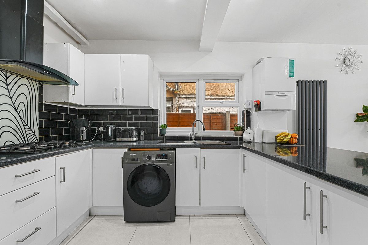 8 bed terraced house for sale in Hampton Road, Ilford IG1 Zoopla