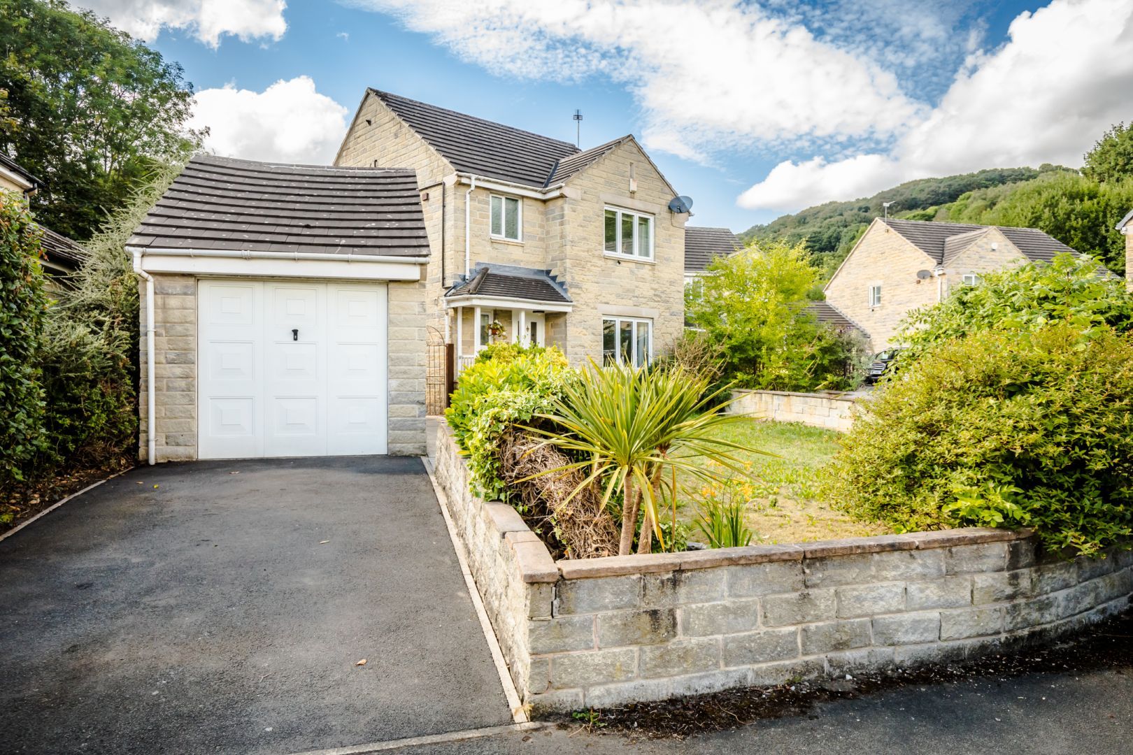 3 bed detached house for sale in Middlemost Close, Huddersfield HD2