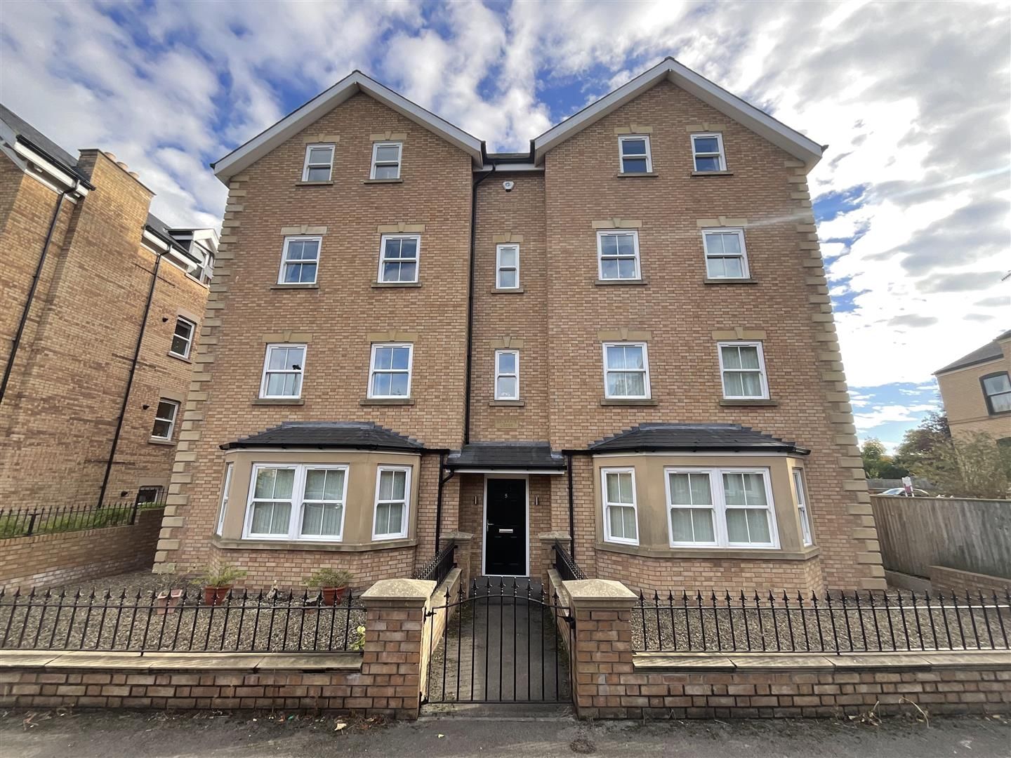2 bed flat for sale in Belgrave Crescent, Scarborough YO11 Zoopla