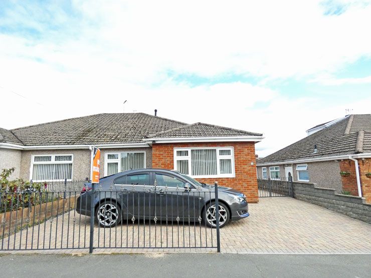 2 bed semidetached bungalow for sale in Hospital Road, Penpedairheol