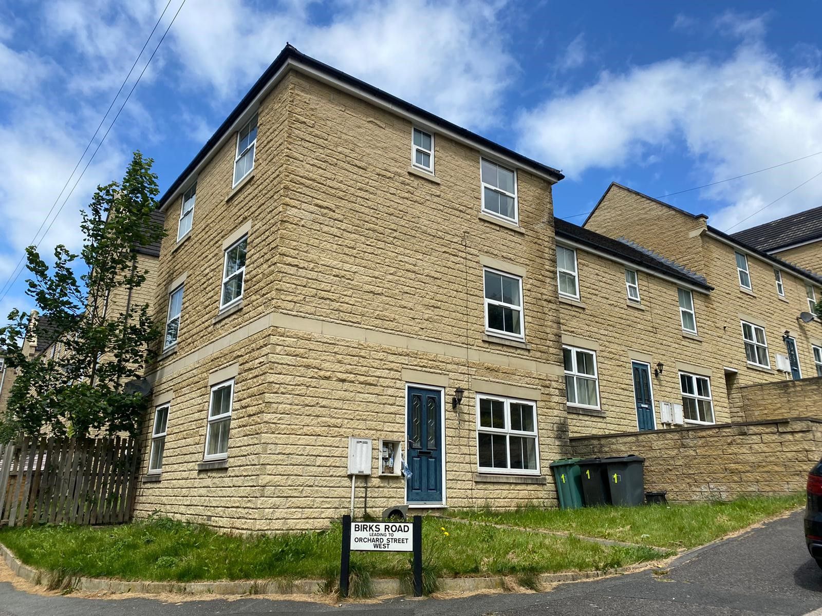 4 bed end terrace house for sale in Birks Road, Longwood, Huddersfield