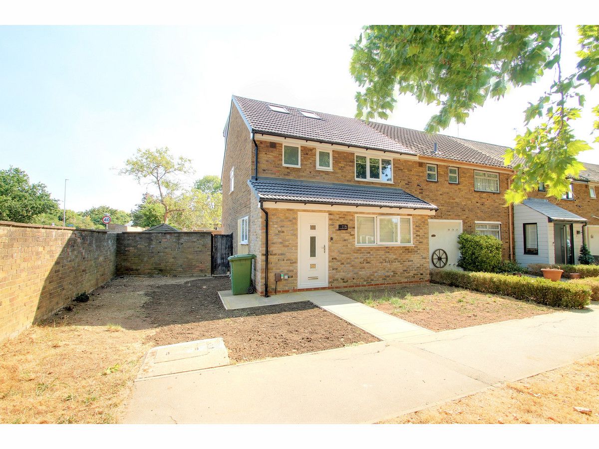 4 bed semidetached house for sale in Great Gregorie, Basildon SS16