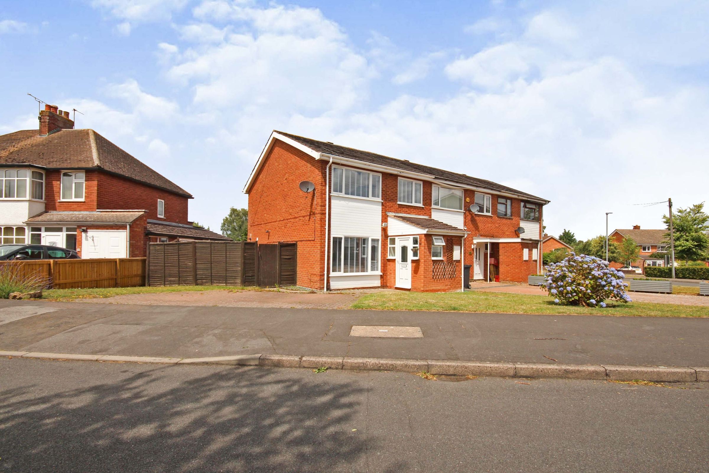 3 bed end terrace house for sale in Murcott Road West, Whitnash