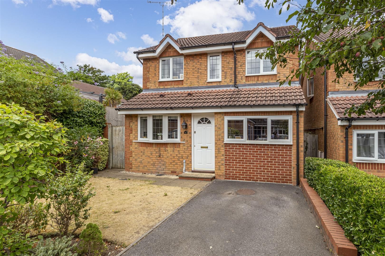 3 bed detached house for sale in Redwoods, Addlestone KT15 Zoopla