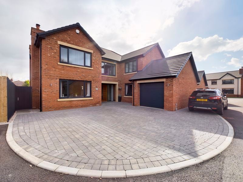 5 bed property for sale in Moss Green Close, Hesketh Bank, Preston PR4