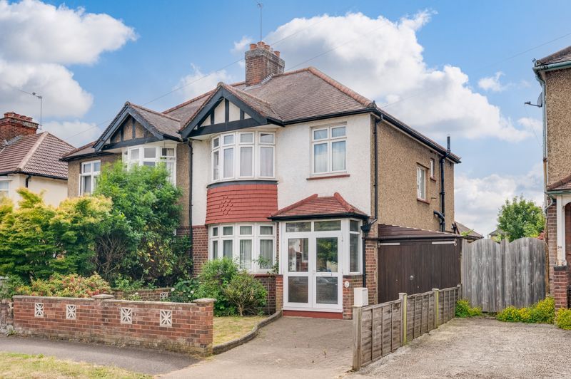 3 bed semidetached house for sale in Oakleigh Avenue, Tolworth