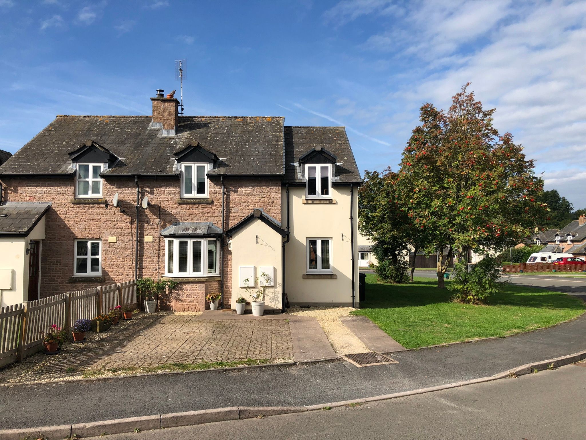 3 bed semidetached house for sale in Warren Close, HayOnWye
