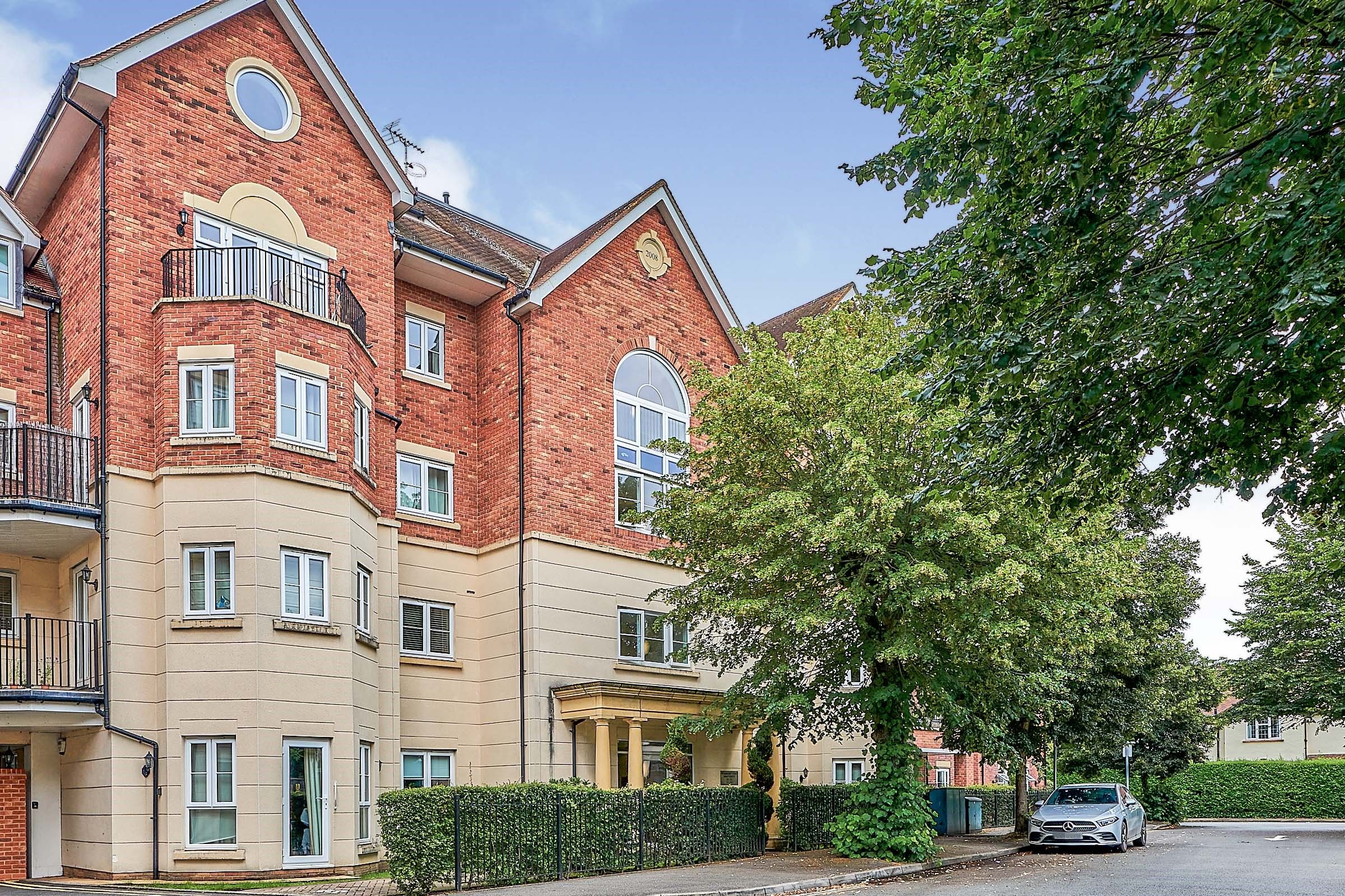 2 bed flat for sale in Rosemount Point, Rosemount Avenue, West Byfleet