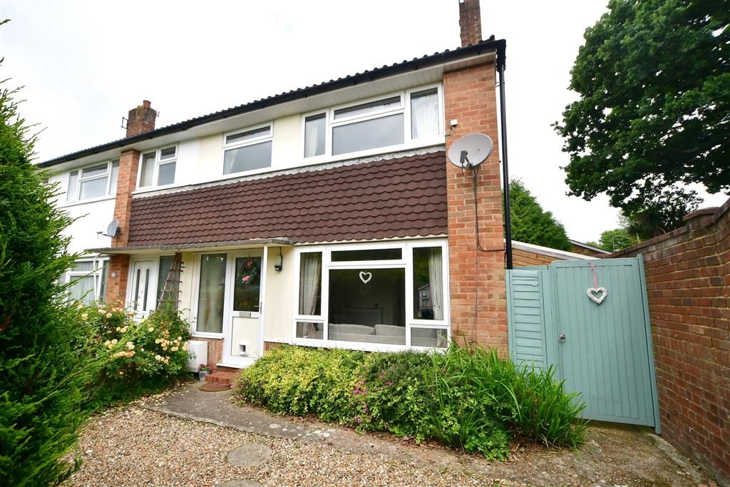 2 bed end terrace house for sale in Vale Road, Haywards Heath, West