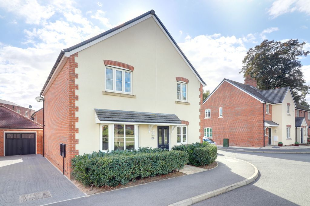 4 bed detached house for sale in Oak Grove, Northampton NN3 Zoopla