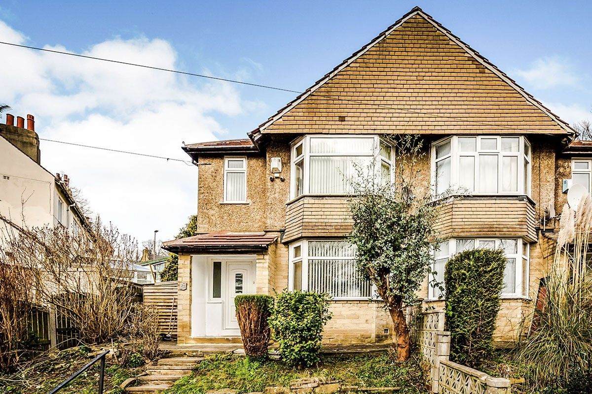 3 bed semidetached house to rent in Woodhouse Hall Road, Huddersfield