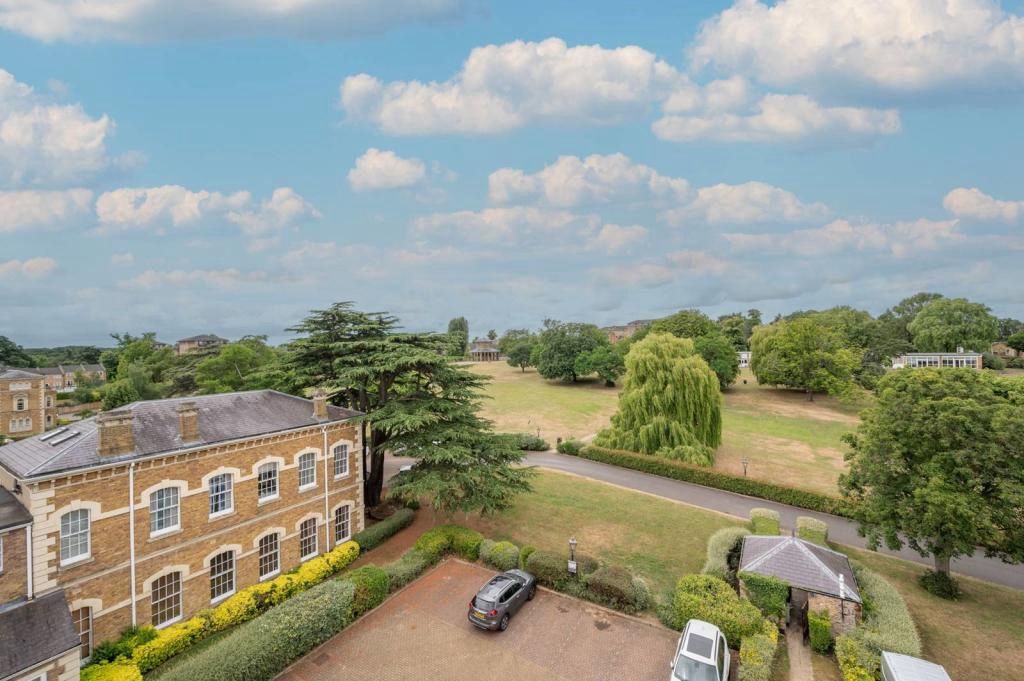 2 bed flat to rent in Princess Park Manor, Royal Drive, Friern