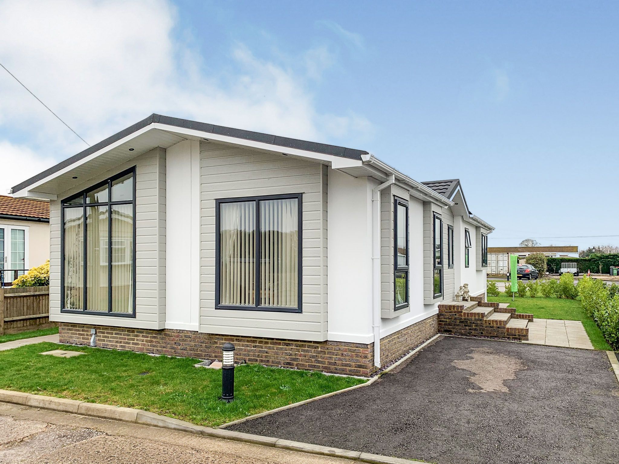 2 bed mobile/park home for sale in Half Moon Lane, Pepperstock, Luton